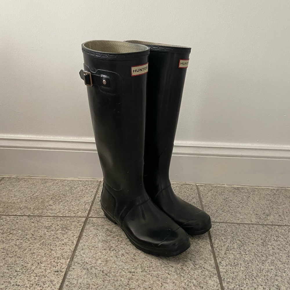 Hunter black rain boots in size 9